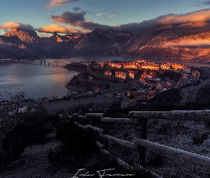Prowincja Leon, Chmury, Wschód słońca, Hiszpania, Miejscowość Riano, Rzeka Esla, Domy, Góry Kantabryjskie, Drzewa, Roślinność, Most, Drogi
