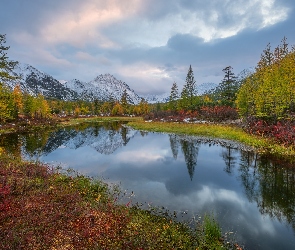 Rosja, Chmury, Jesień, Roślinność, Drzewa, Rzeka, Obwód magadański, Kołyma, Góry