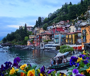 Varenna, Drzewa, Włochy, Domy, Łódki, Kolorowe, Kwiaty, Jezioro Como