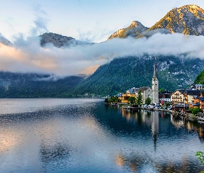 Miasto, Hallstatt, Austria, Lasy, Domy, Jezioro Hallstattersee, Góry, Kościół, Drzewa, Alpy, Mgła
