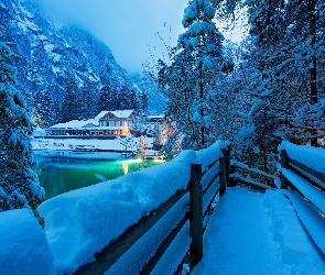 Góry, Most, Szwajcaria, Zima, Alpy, Ośnieżone, Dom, Lasy, Światła, Wieczór, Drzewa, Jezioro Blausee