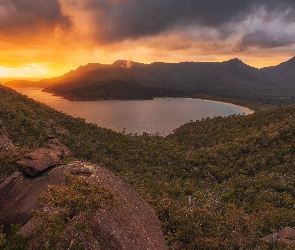 Las, Drzewa, Australia, Góry, Zachód słońca, Morze, Tasmania, Chmury, Skały, Zatoka, Wineglass Bay
