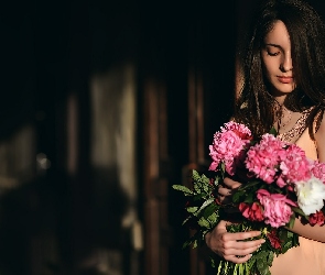 Piwonie, Kwiaty, Dziewczyna, Szatynka