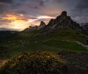Przełęcz, Prowincja Belluno, Włochy, Dolomity, Passo di Giau, Wzgórza, Droga, Góry, Łąka, Zachód słońca, Kręta, Chmury
