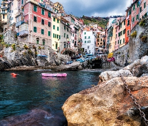 Domy, Gmina, Morze, Łodzie, Riomaggiore, Włochy, Skały, Cinque Terre, Kolorowe, Kamienie, Łańcuchy
