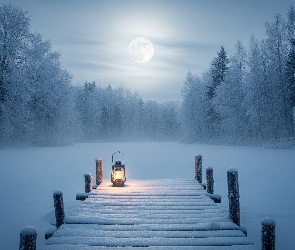 Księżyc, Śnieg, Drzewa, Mgła, Latarnia, Pomost, Zaśnieżone, Jezioro, Zima, Ośnieżone