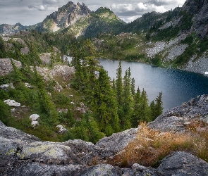 Skały, Chmury, Drzewa, Jezioro, Góry
