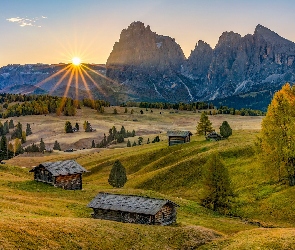 Domy, Drzewa, Południowy Tyrol, Promienie słońca, Alpy, Włochy, Góry