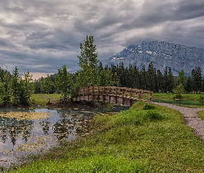 Góra, Kanada, Park Narodowy Banff, Staw, Alberta, Chmury, Mount Rundle, Drzewa, Mostek