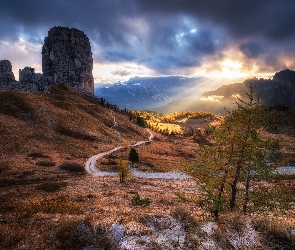 Włochy, Wschód słońca, Jesień, Chmury, Skały, Dolomity, Cinque Torri, Las, Góry, Drzewa