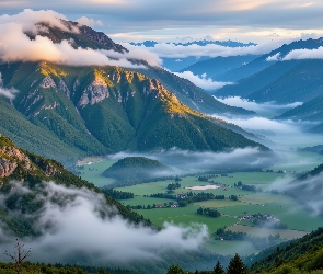 Domy, Dolina, Chmury, Drzewa, Mgła, Góry, Opadająca