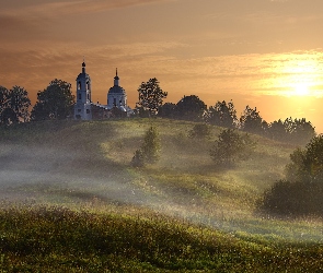 Lato, Drzewa, Kościół, Trawa, Mgła, Wieś, Świt, Poranek, Wzgórze