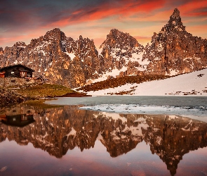 Zima, Schronisko Baita Segantini, Dom, Odbicie, Dolomity, Góry, Szczyt, Cimon della Pala, Włochy, Jezioro