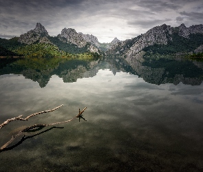 Gałąź, Góry, Jezioro