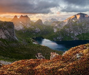 Lofoty, Trawa, Norwegia, Jezioro, Chmury, Góry, Zachód Słońca, Rośliny