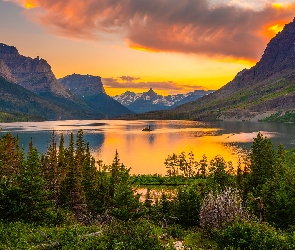 Park Narodowy Glacier, Stan Montana, Chmury, Stany Zjednoczone, Zachód słońca, Drzewa, Jezioro, Saint Mary Lake, Góry Skaliste