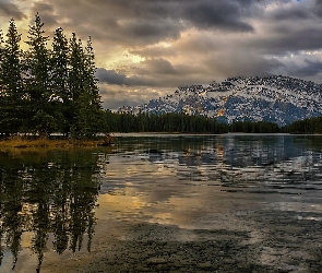 Mount Rundle, Drzewa, Góry, Two Jack Lake, Prowincja Alberta, Jezioro, Kanada, Park Narodowy Banff