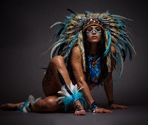 Ciemne tło, Makijaż, Murzynka, Kobieta, Poza, Pióropusz