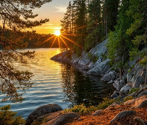 Jezioro, Zachód słońce, Skały, Drzewa, Las