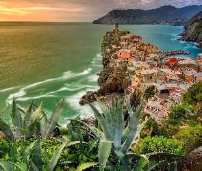 Cinque Terre, Góry, Włochy, Morze, Zachód słońca, Vernazza, Kaktusy, Domy