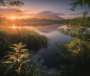 Stratowulkan, Obwód sachaliński, Wyspy Kurylskie, Rosja, Wyspa Iturup, Jezioro, Atsonupuri, Góra, Zachód słońca
