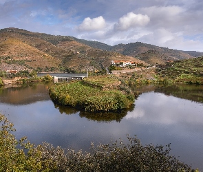 Góry, Foz do Tedo, Drzewa, Portugalia, Chmury, Domy, Wzgórza, Rzeka Tedo, Plantacje