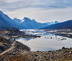 Jezioro, Kamienie, Góry, Drzewa, Alberta, Medicine Lake, Kanada, Park Narodowy Jasper