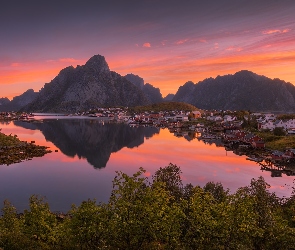 Norwegia, Drzewa, Domy, Zachód słońca, Góry, Morze Norweskie Skały, Lofoty, Wyspa Moskenesoya, Wioska Reine