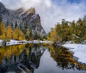 Drzewa, Kalifornia, Stany Zjednoczone, Góry, Rzeka, Śnieg, Ciemne, Merced River, Chmury, Odbicie, Kamienie, Park Narodowy Yosemite