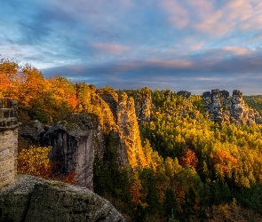 Niemcy, Jesień, Drzewa, Chmury, Skały, Las, Saksonia, Park Narodowy Saskiej Szwajcarii, Góry Połabskie