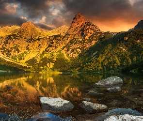Jezioro Szczyrbskie, Miejscowość Szczyrbskie Jezioro, Dom, Słowacja, Chmury, Kamienie, Góry, Tatry Wysokie, Drzewa