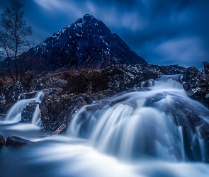 Buachaille Etive Mor, Skały, Góra, Coupall river, Chmury, Rzeka, Szkocja, Drzewa