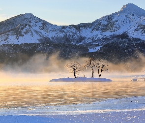 Zima, Fukushima, Lake Hibara, Hosono, Wschód słońca, Drzewa, Zaśnieżone, Jezioro, Mgła, Wysepka, Park Narodowy Bandai Asahi, Japonia, Góry