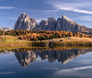 Południowy Tyrol, Seiser Alm, Włochy, Dolomity, Odbicie, Góry, Jesień, Jezioro