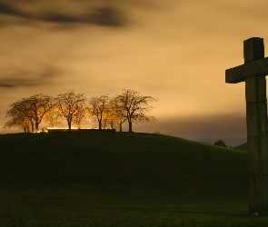 Krzyż, Znicze, Wzgórze