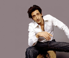 Adrien Brody, jeansy, koszula