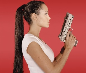 Angelina Jolie, pistolet, biały top