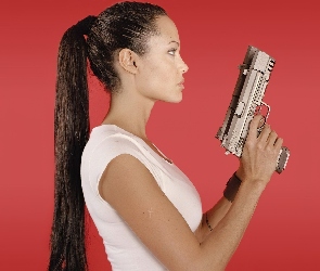 biały top, pistolet, Angelina Jolie