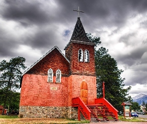 Drewniano, Ceglany, Kościół