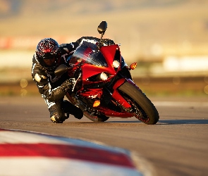 Yamaha YZF R1, Kolano