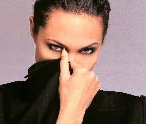 Angelina Jolie, zasłonięta twarz
