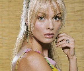 Izabella Scorupco, kolczyki, wiszące, grzywka