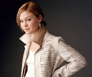 Julia Stiles, płaszcz
