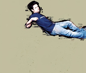 niebieski t-shirt, jeansy, Elijah Wood