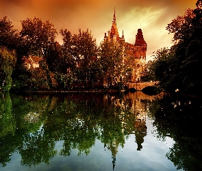 Zamek, Zieleń, Staw
