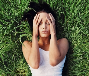 Angelina Jolie, trawa, biały top