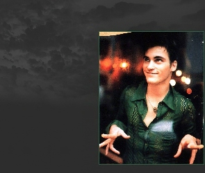 Joaquin Phoenix, zielona koszula