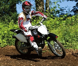 Kobieta, Suzuki DRZ 125