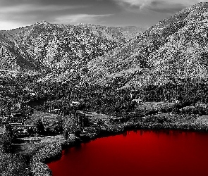 Czerwone, Mroczne, Jezioro