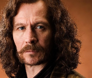 Gary Oldman, oczy, kręcone włosy